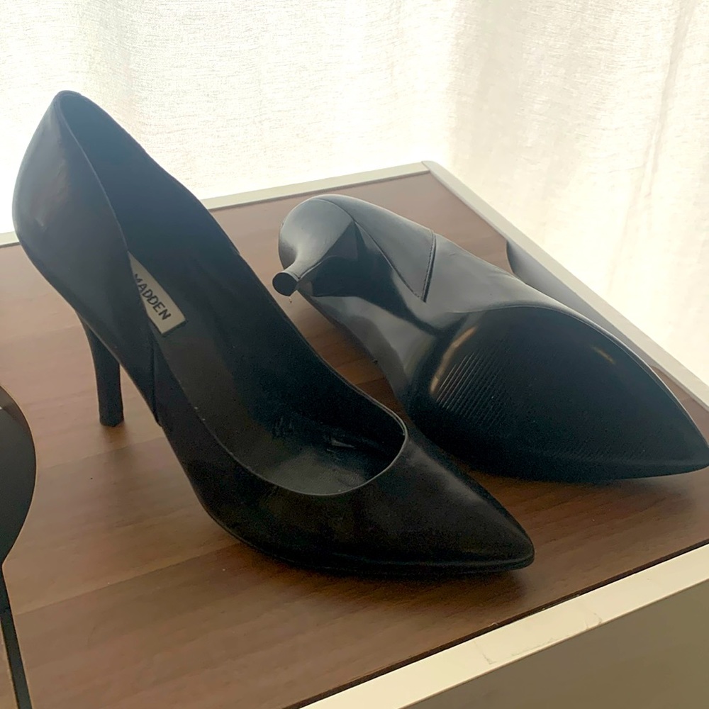 Black pumps